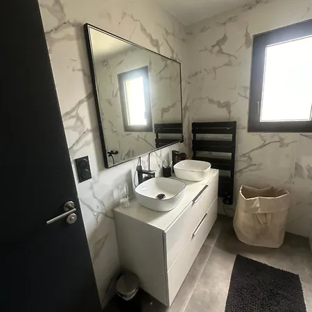 Magnifique Maison De Village Avec Piscine Chauffee Et Jacuzzi