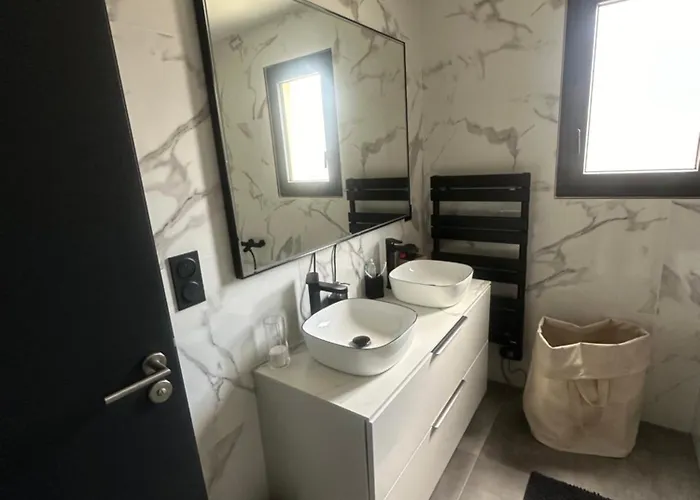 Magnifique Maison De Village Avec Piscine Chauffee Et Jacuzzi