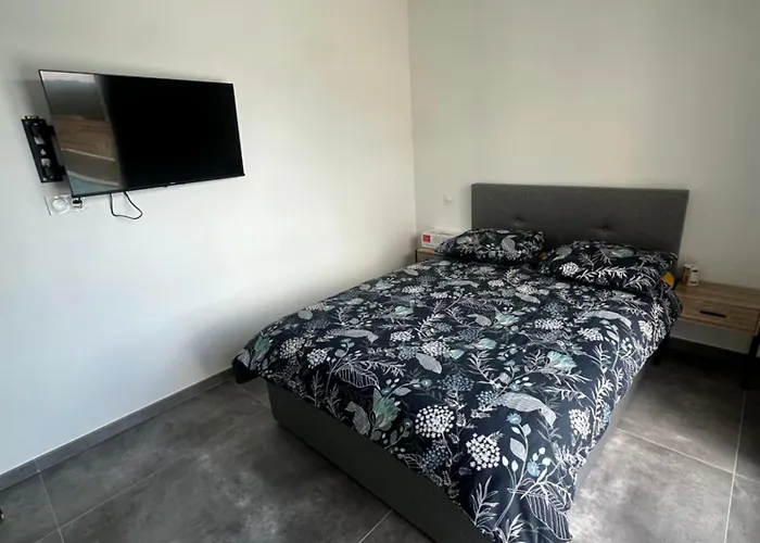 Βίλα Magnifique Maison De Village Avec Piscine Chauffee Et Jacuzzi Montfrin