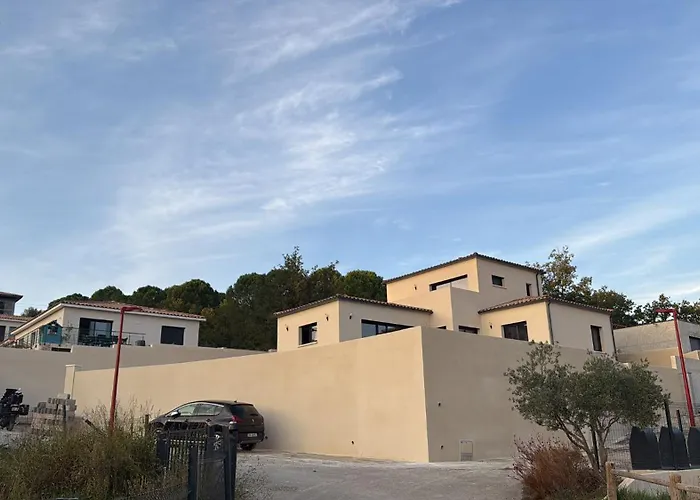 Magnifique Maison De Village Avec Piscine Chauffee Et Jacuzzi Montfrin